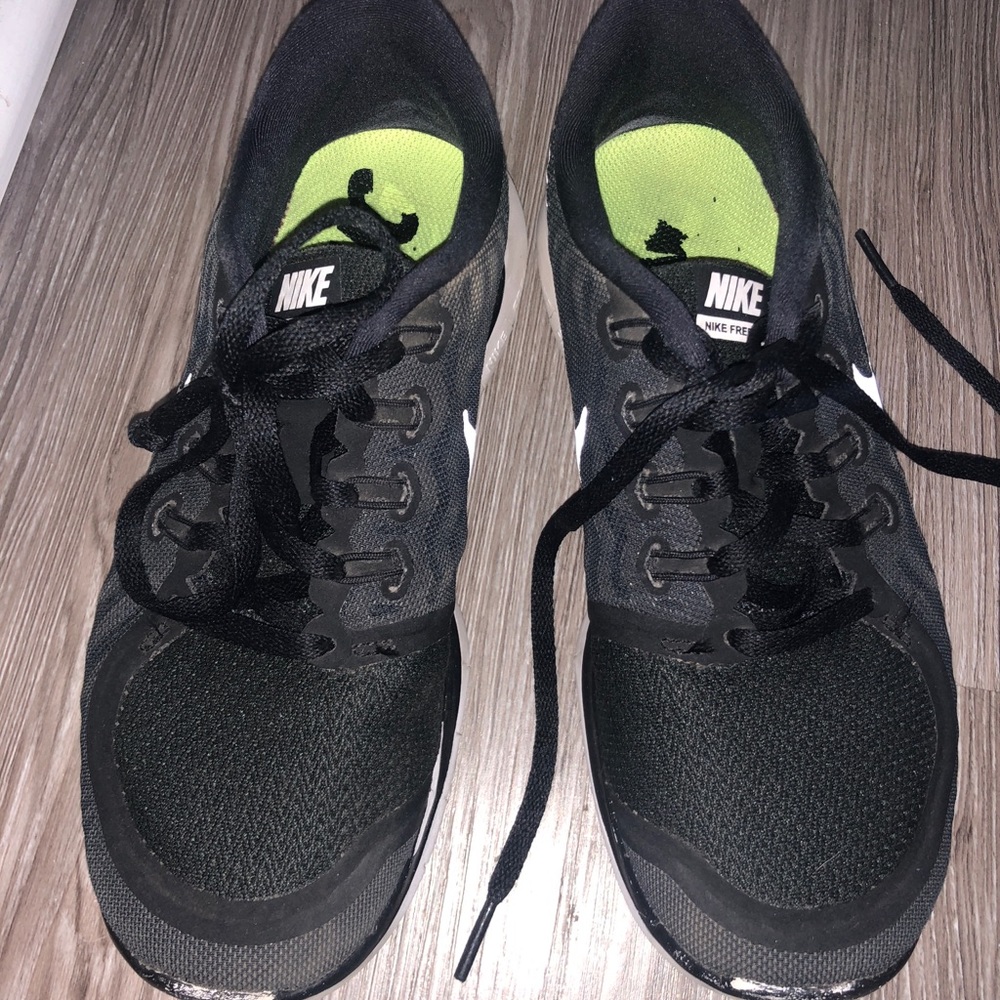 black nike free runs
